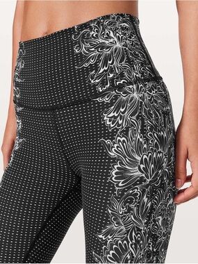 Lululemon Wunder Under Hi-Rise 7/8 Tights - Black & White Engineered Print